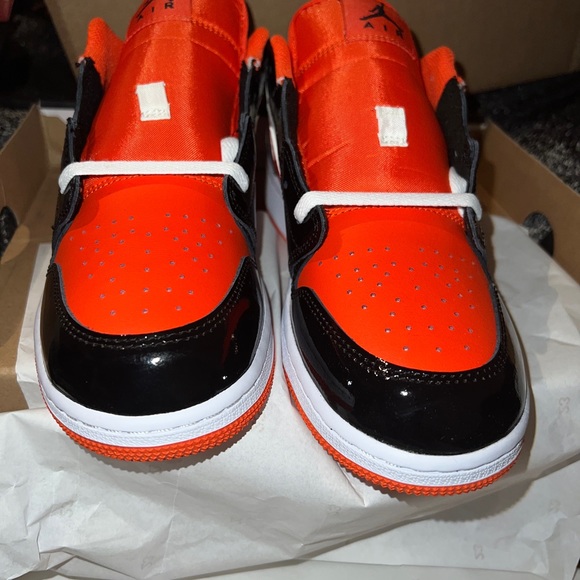 Athletic_Shoes